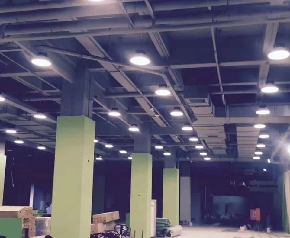 Lampu high bay digunakan di gudang