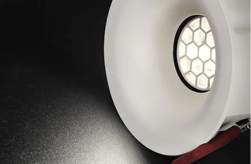 Downlight berkekisi sarang lebah