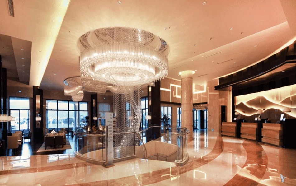 Aplikasi downlight di lobi hotel