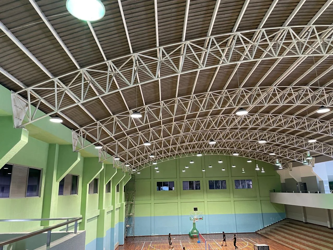 Pencahayaan LED dipasang tinggi di kawasan sukan